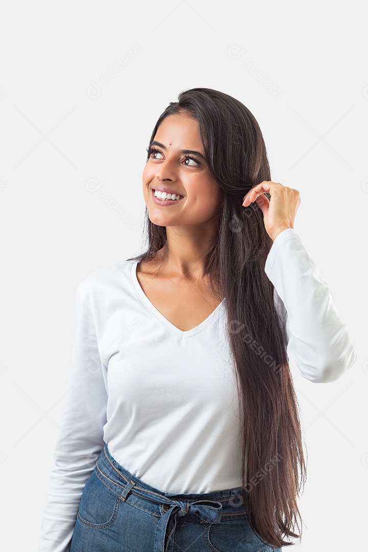 Linda mulher jovem pousando para fotos sobre fundo isolado branco