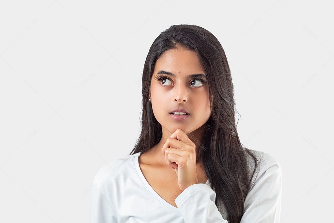 Linda mulher jovem pousando para fotos sobre fundo isolado branco