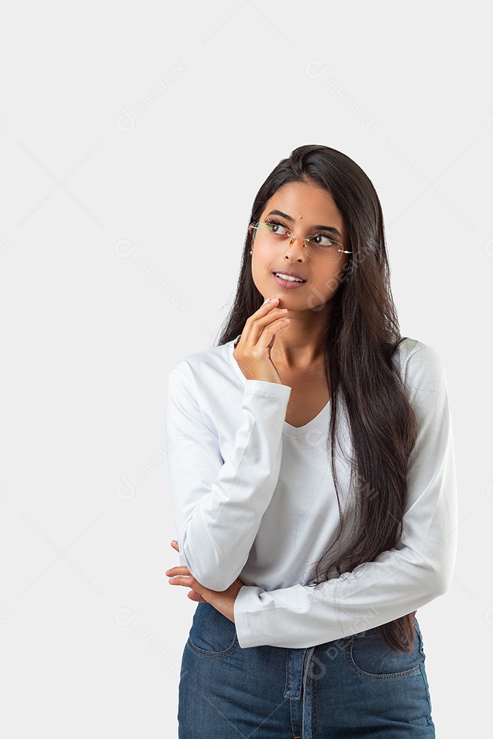 Linda mulher jovem pousando para fotos sobre fundo isolado branco