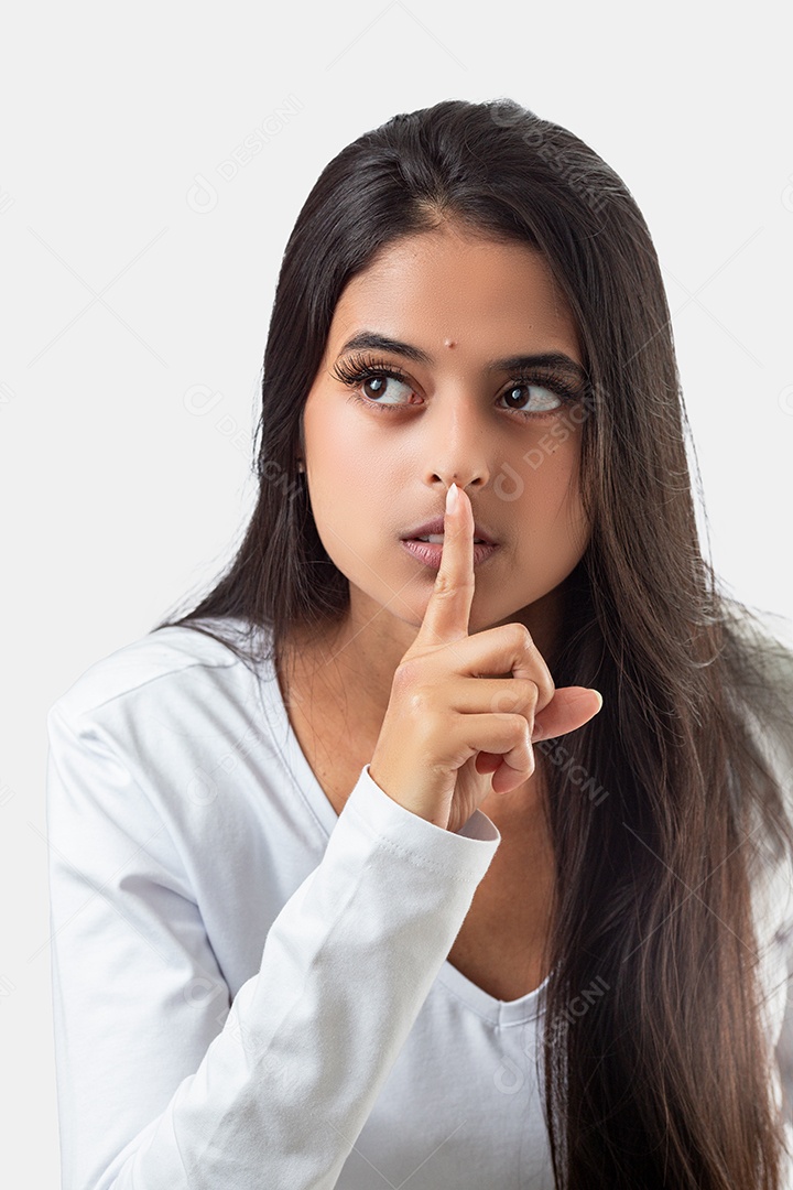 Linda mulher jovem pousando para fotos sobre fundo isolado branco