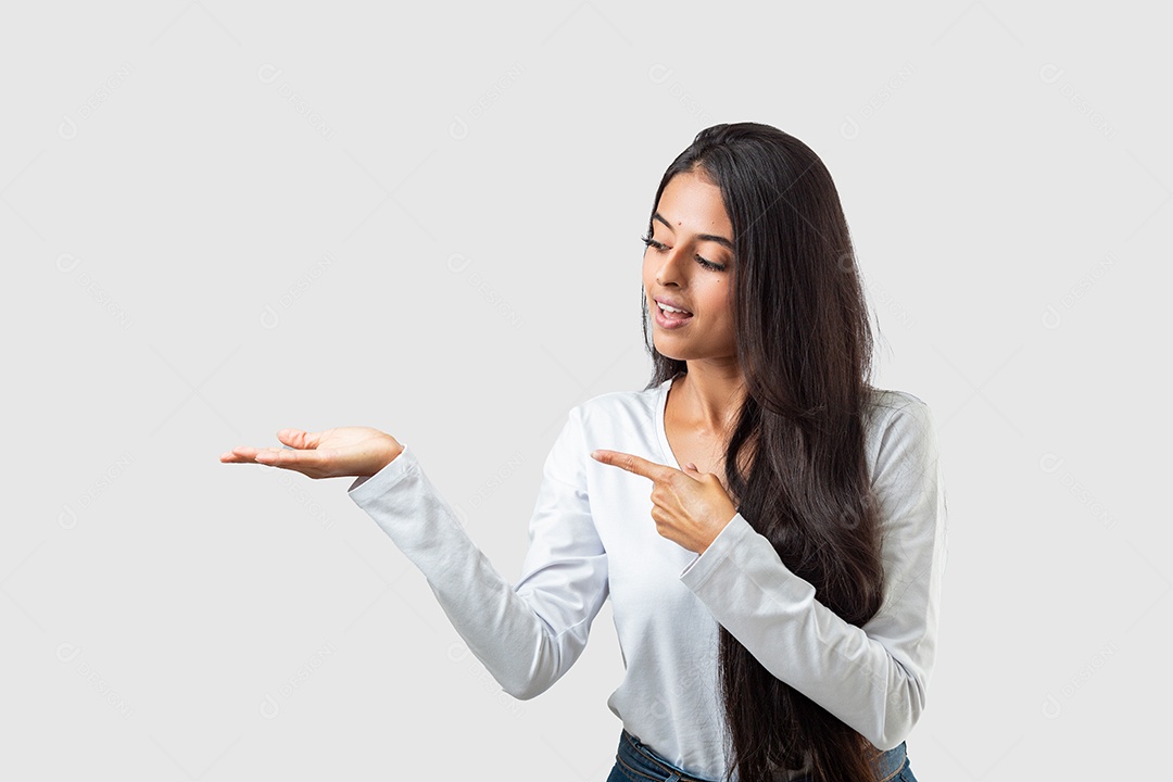 Linda mulher jovem pousando para fotos sobre fundo isolado branco