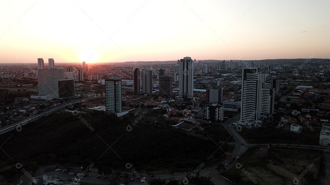 Vista ao entardecer de prédios residenciais em cidade