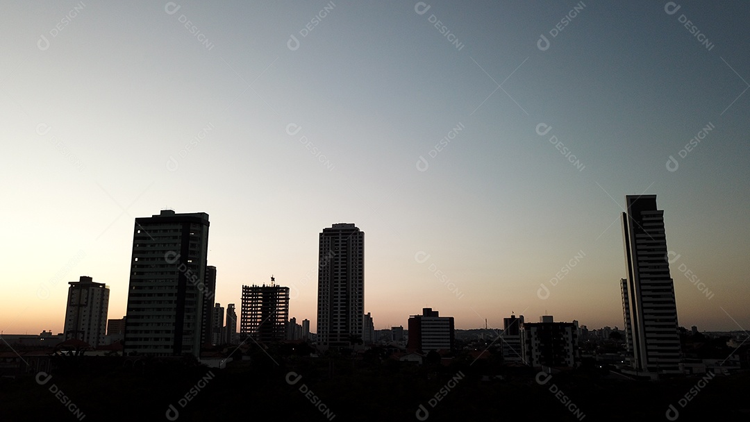 Vista ao entardecer de prédios residenciais em cidade