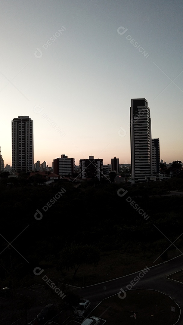 Vista ao entardecer de prédios residenciais em cidade