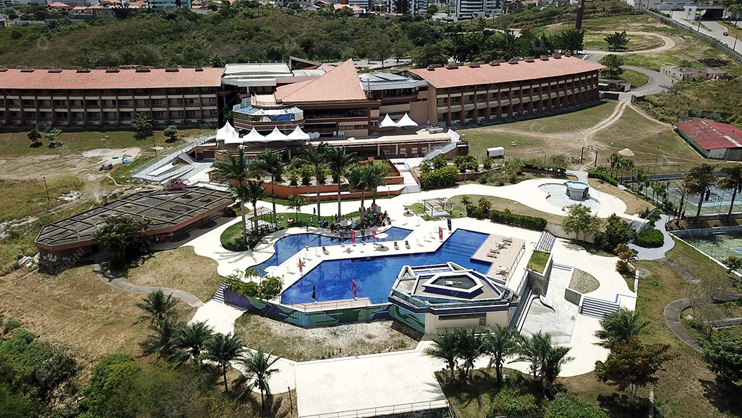 Vista de cima de um clube com piscinas