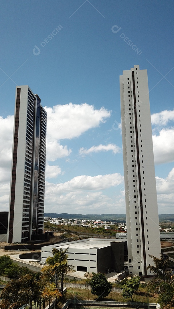 Vista de dois prédios residenciais em cidade