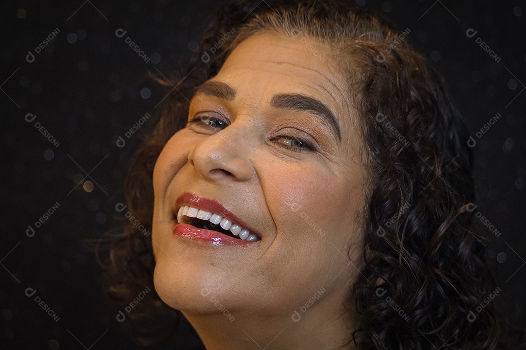 Mulher madura sorrindo com lentes de clareamento dental