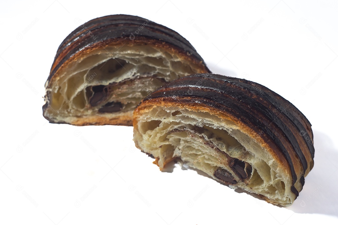 Pão croissant de chocolate com fundo branco para recorte.