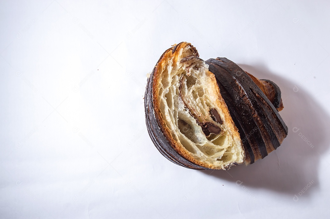 Pão chocolate, croissant de chocolate sobre prato branco