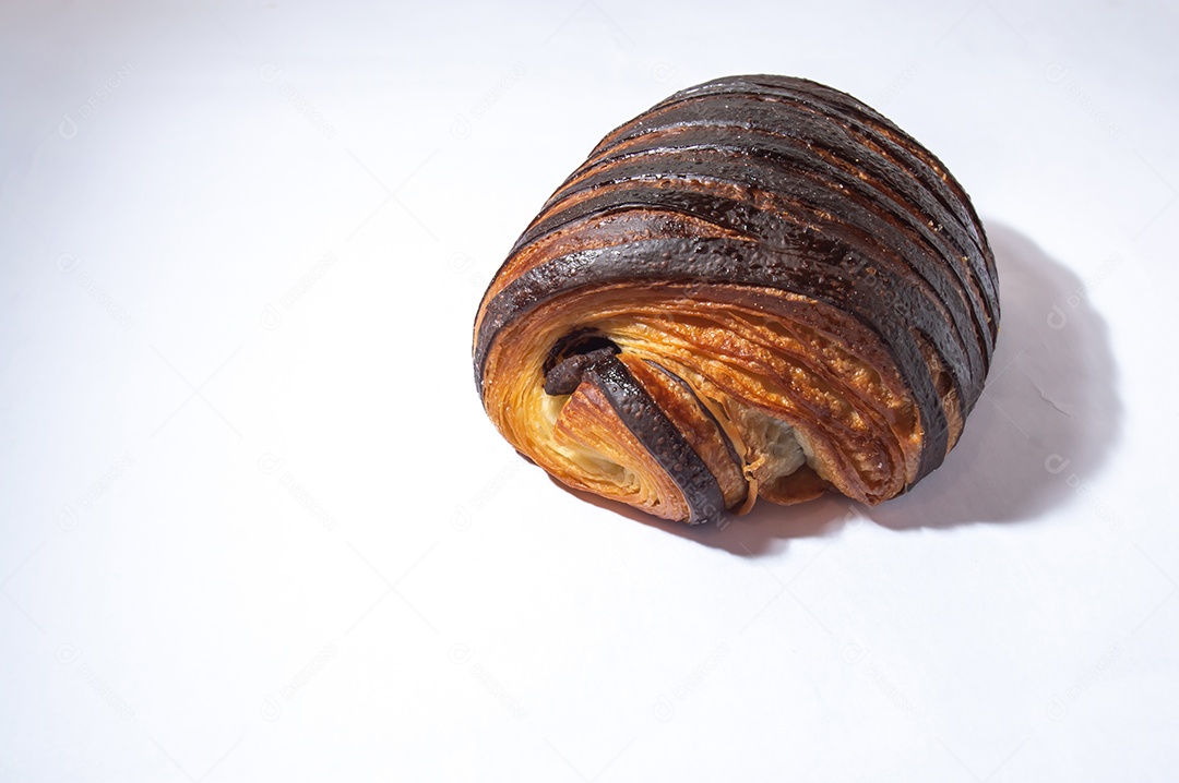 Bolinhos de pão da manhã ou rolo de canela normalmente feitos para café da manhã