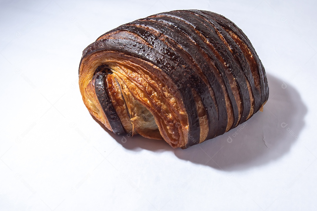 Pão chocolate, croissant de chocolate com fundo branco
