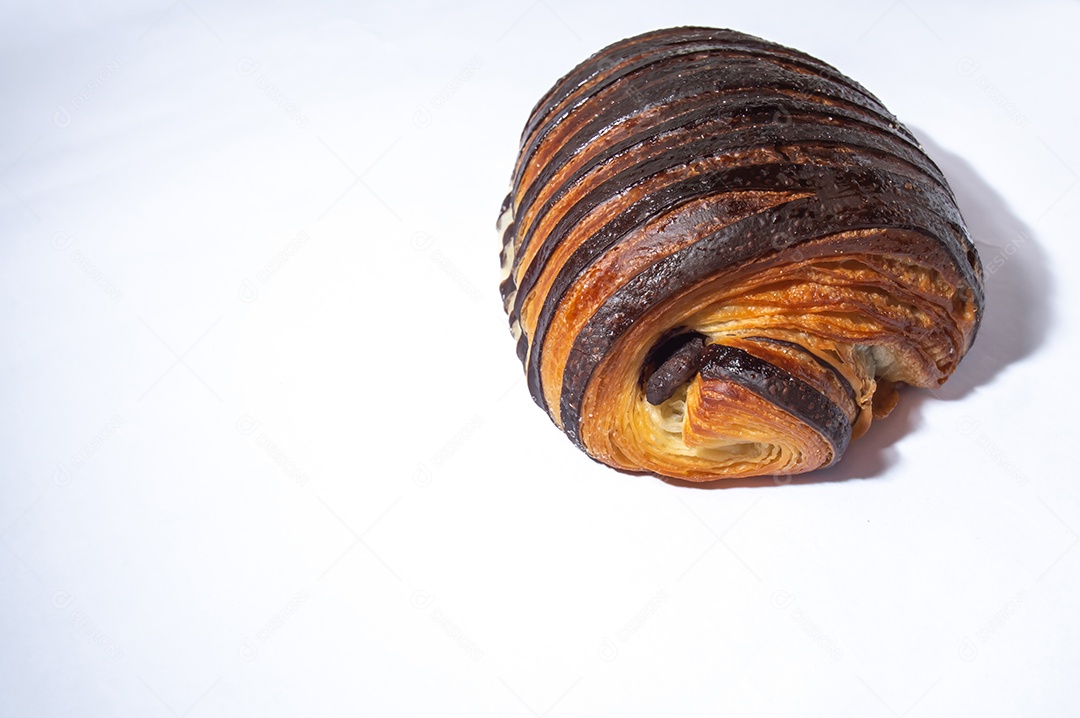 Pão chocolate, croissant de chocolate com fundo branco