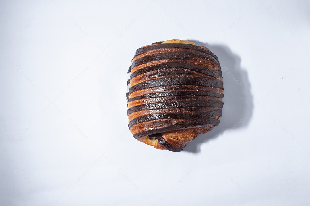 Pão chocolate, croissant de chocolate com fundo branco
