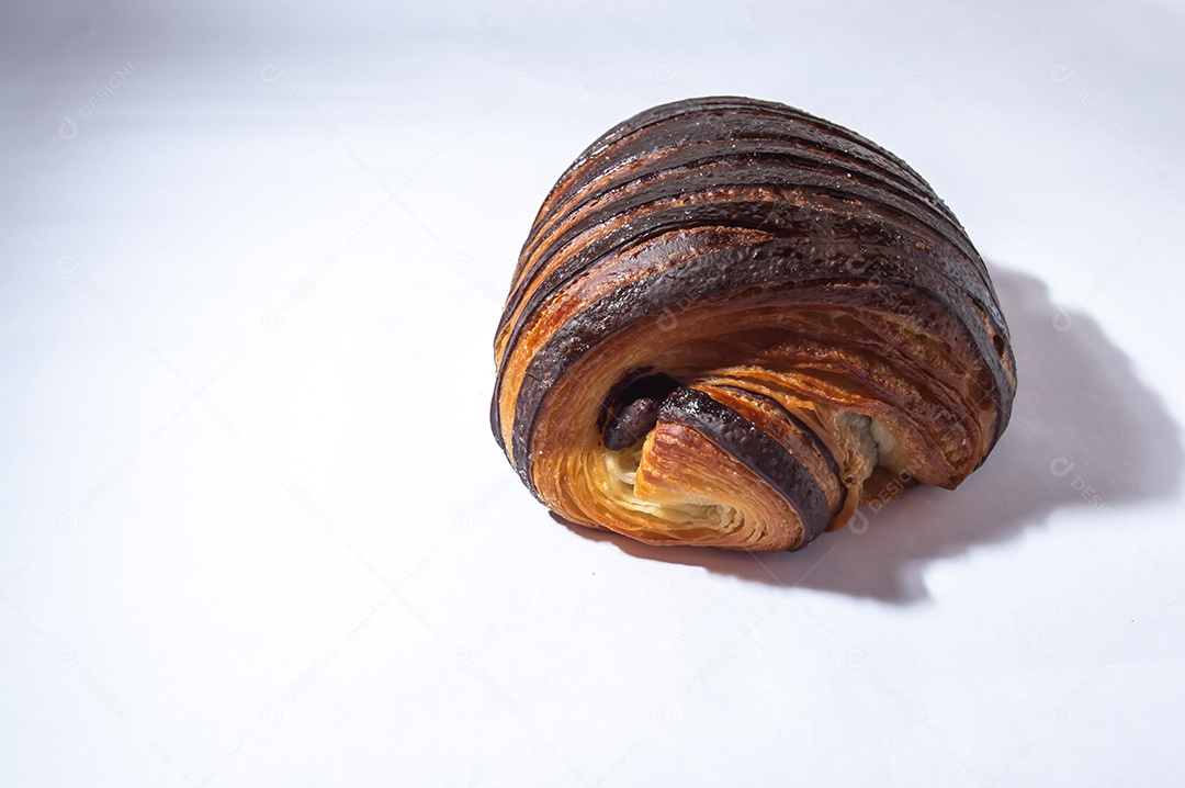 Pão chocolate, croissant de chocolate com fundo branco