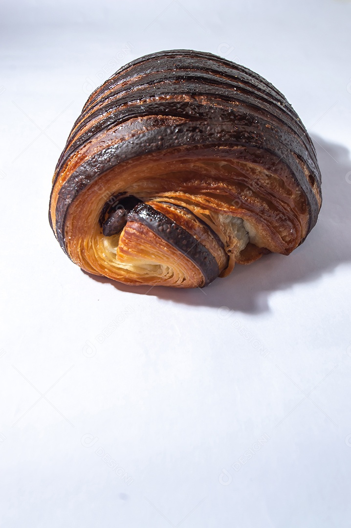 Pão chocolate, croissant de chocolate com fundo branco