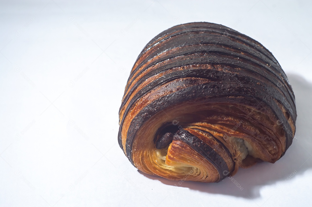 Pão chocolate, croissant de chocolate com fundo branco