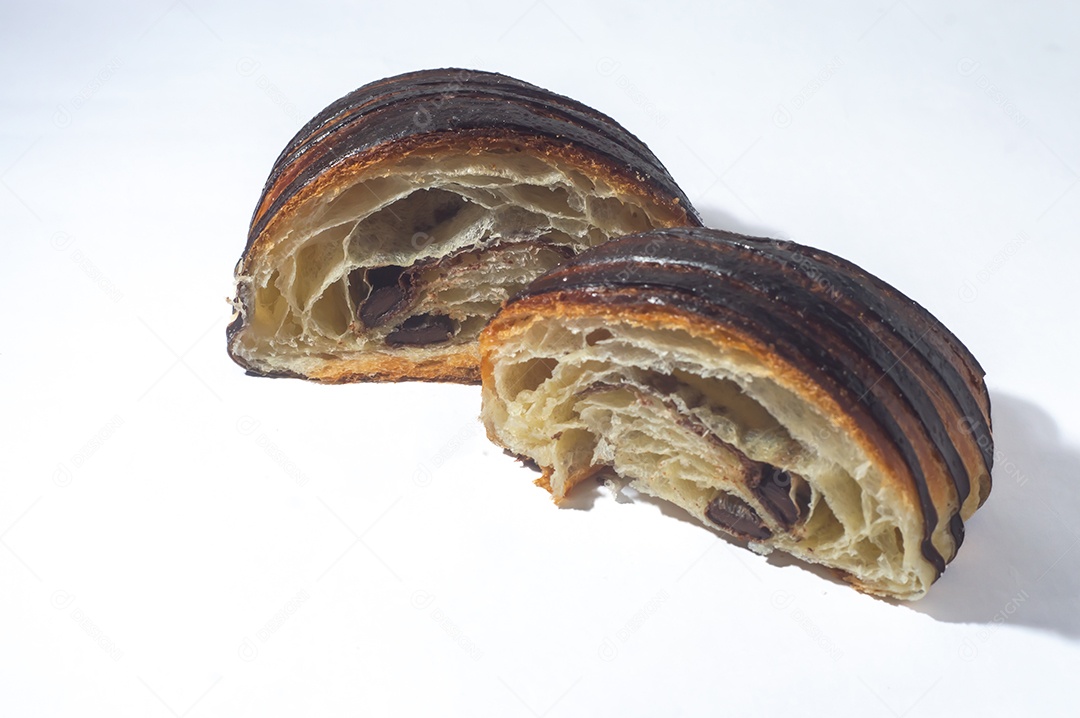 Pão chocolate, croissant de chocolate com fundo branco