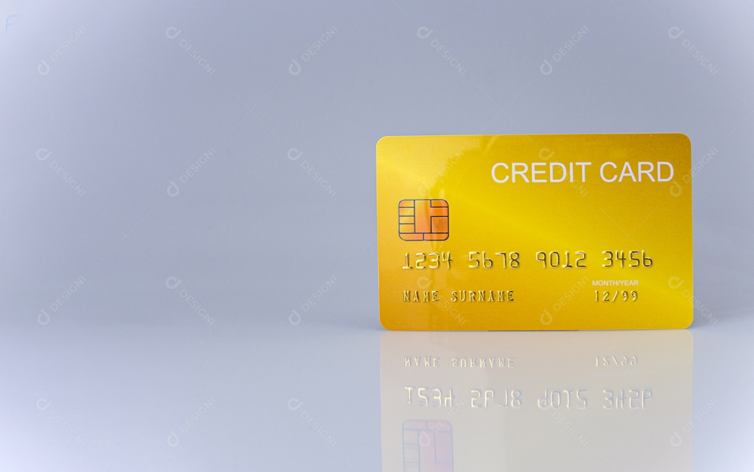 Mão segurando o cartão de crédito isolado no fundo branco.