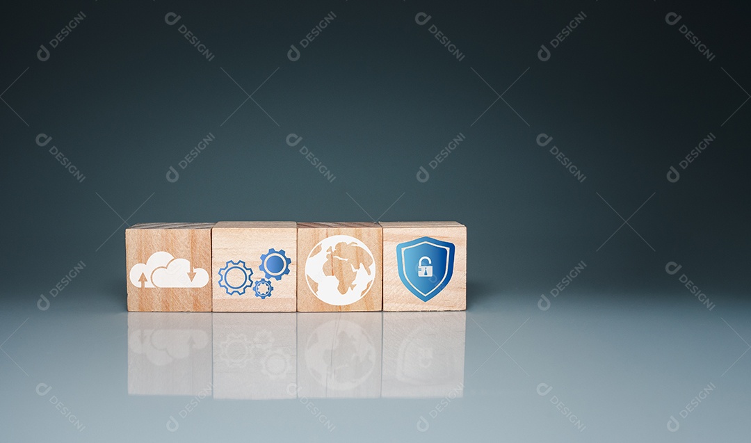 Ícone em um cubo de madeira representa proteção contra roubo de dados segurança.