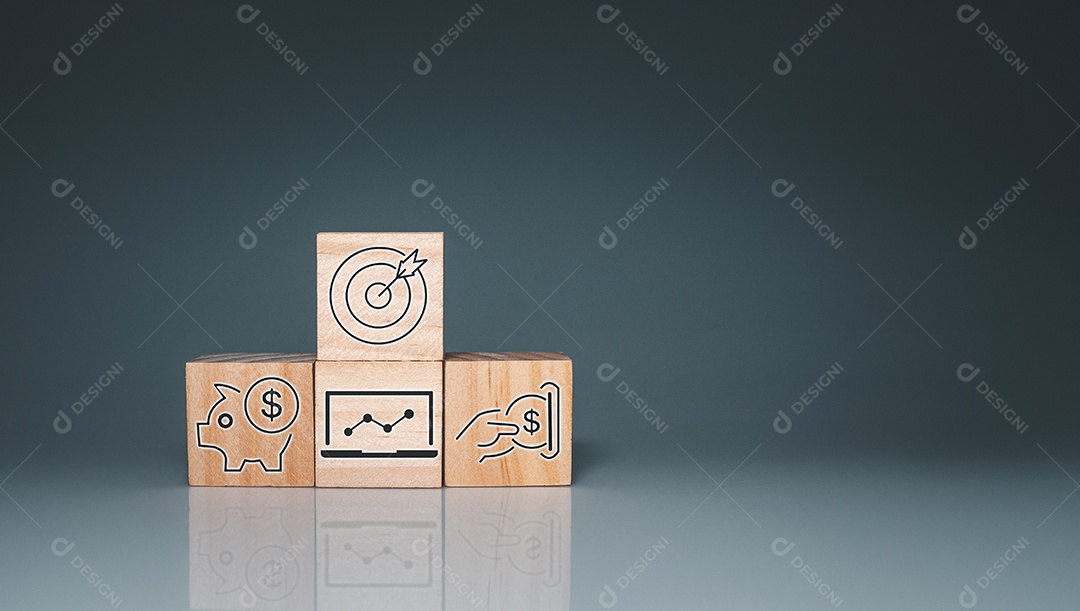 Empilhamento de bloco de cubo de madeira com ícone. Conceito de estratégia de negócios e plano de ação de meta.