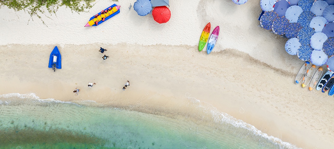 Férias de verão do conceito de praia natural. Natureza da praia tropical de verão. Guarda-chuva a bordo de um barco e barco na Praia de Areia e Turismo Feliz por brincar na areia.