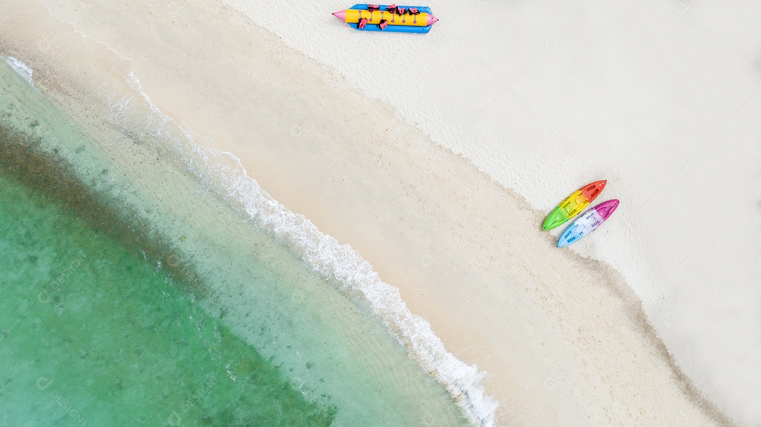 Férias de verão do conceito de praia natural. Natureza da praia tropical de verão. Guarda-chuva a bordo de um barco e barco na Praia de Areia e Turismo Feliz por brincar na areia.