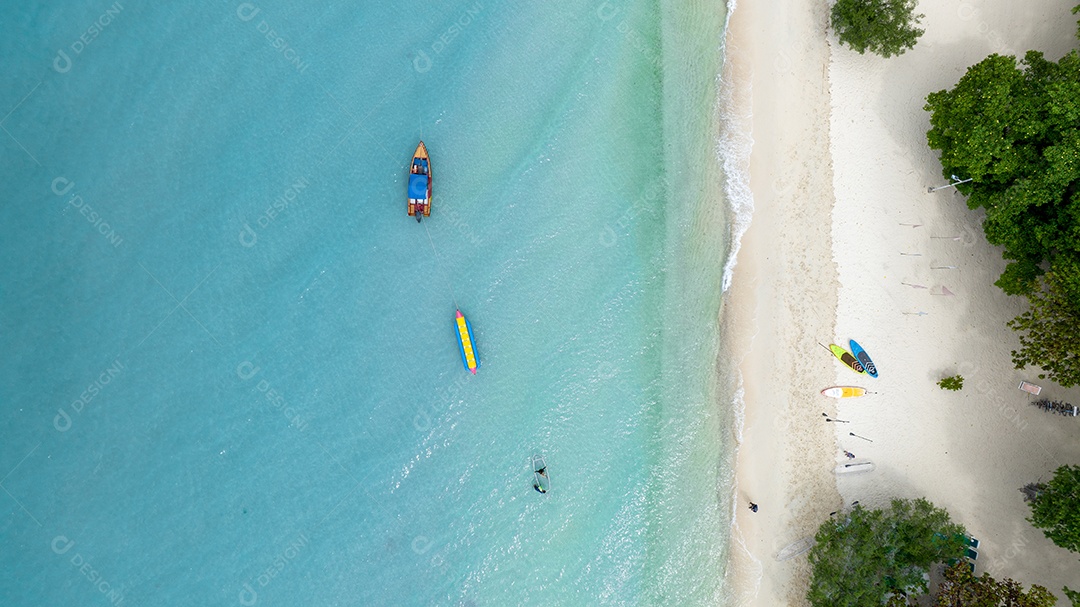 Férias de verão do conceito de praia natural. Natureza da praia tropical de verão. Guarda-chuva a bordo de um barco e barco na Praia de Areia e Turismo Feliz por brincar na areia.