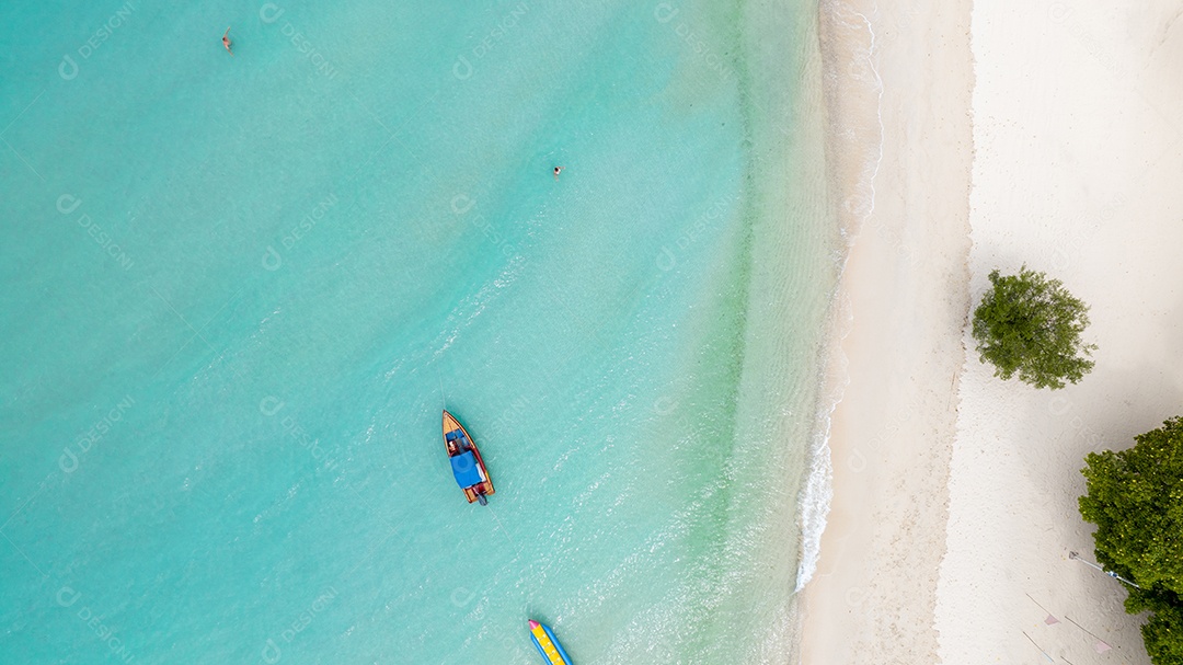 Férias de verão do conceito de praia natural. Natureza da praia tropical de verão. Guarda-chuva a bordo de um barco e barco na Praia de Areia e Turismo Feliz por brincar na areia.