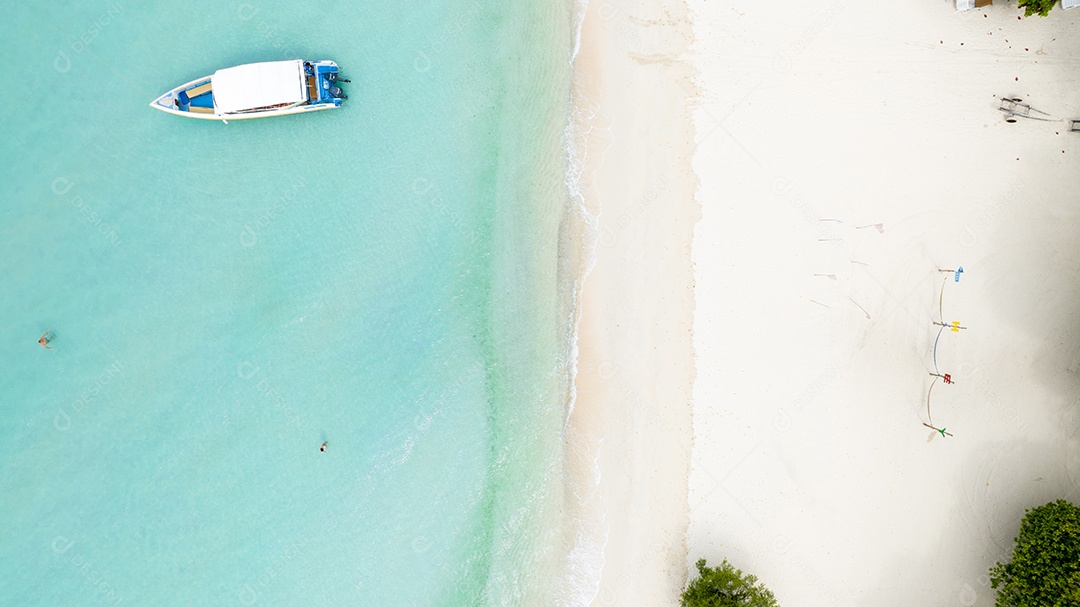 Férias de verão do conceito de praia natural. Natureza da praia tropical de verão. Guarda-chuva a bordo de um barco e barco na Praia de Areia e Turismo Feliz por brincar na areia.