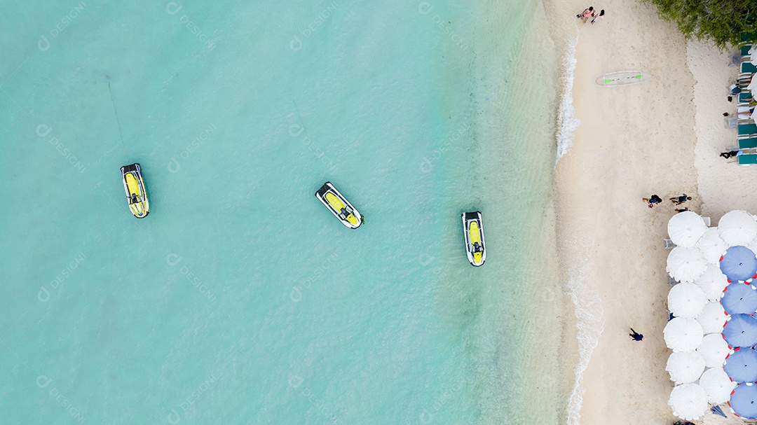 Férias de verão do conceito de praia natural. Natureza da praia tropical de verão. Guarda-chuva a bordo de um barco e barco na Praia de Areia e Turismo Feliz por brincar na areia.