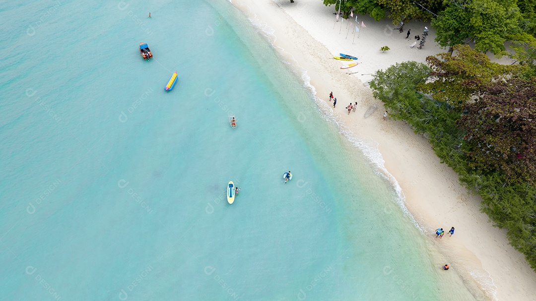 Férias de verão do conceito de praia natural. Natureza da praia tropical de verão. Guarda-chuva a bordo de um barco e barco na Praia de Areia e Turismo Feliz por brincar na areia.