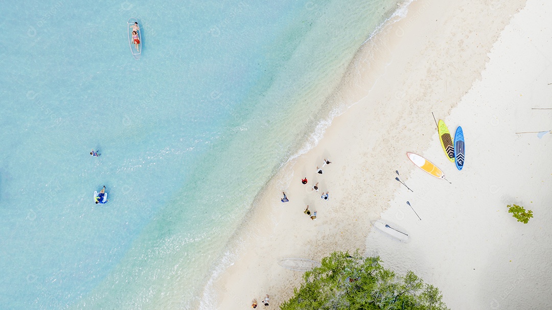 Férias de verão do conceito de praia natural. Natureza da praia tropical de verão. Guarda-chuva a bordo de um barco e barco na Praia de Areia e Turismo Feliz por brincar na areia.
