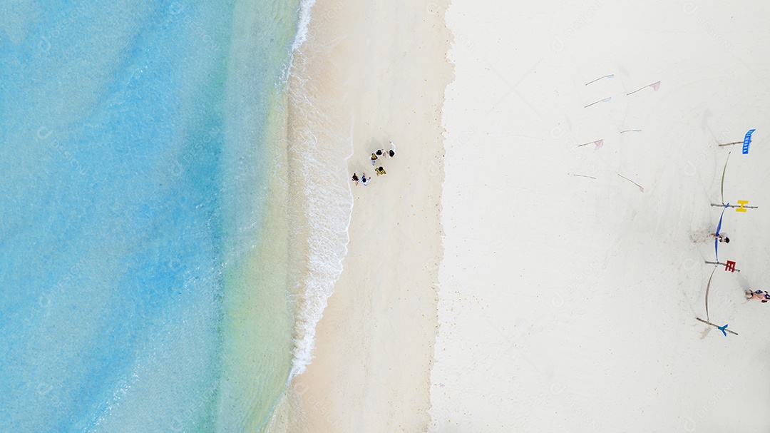 Férias de verão do conceito de praia natural. Natureza da praia tropical de verão. Guarda-chuva a bordo de um barco e barco na Praia de Areia e Turismo Feliz por brincar na areia.