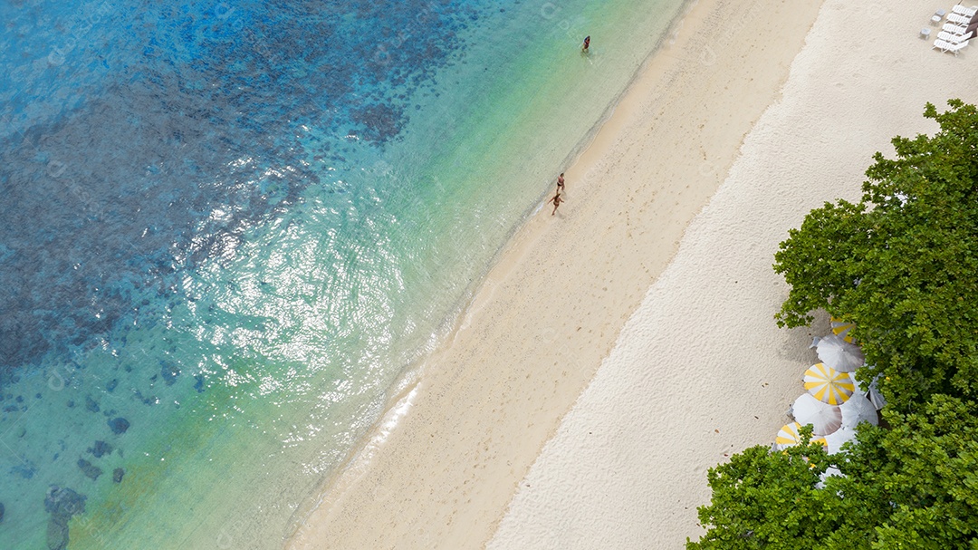 Férias de verão do conceito de praia natural. Natureza da praia tropical de verão. Guarda-chuva a bordo de um barco e barco na Praia de Areia e Turismo Feliz por brincar na areia.