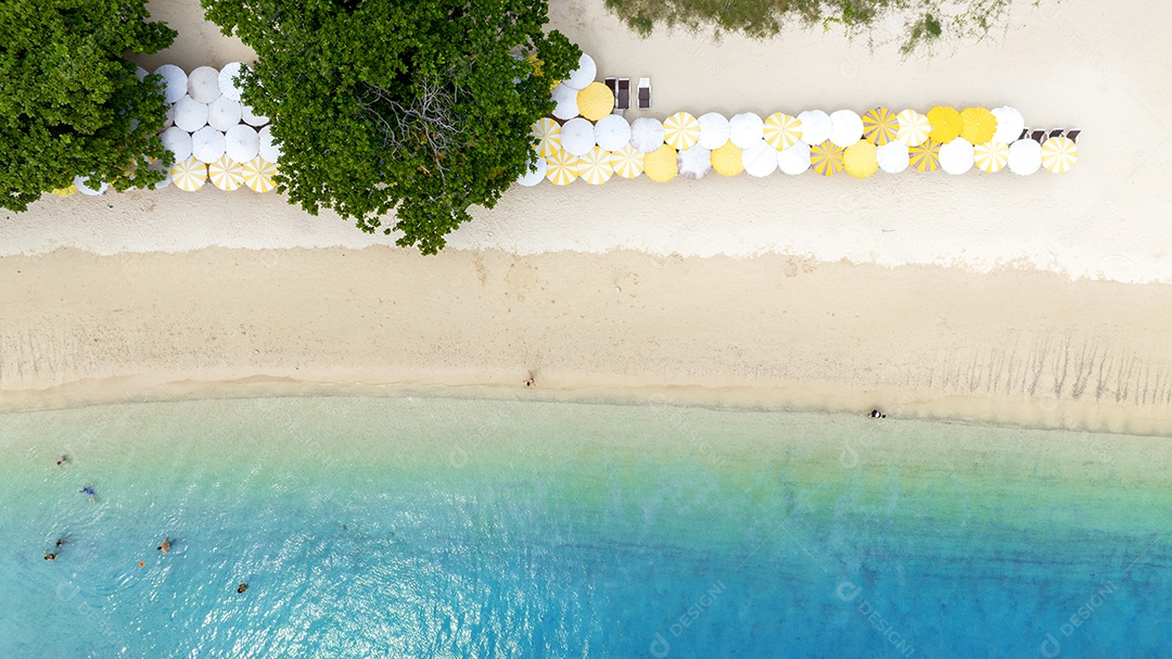 Férias de verão do conceito de praia natural. Natureza da praia tropical de verão. Guarda-chuva a bordo de um barco e barco na Praia de Areia e Turismo Feliz por brincar na areia.