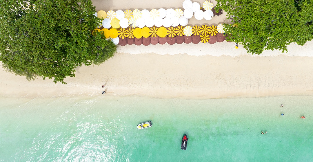 Férias de verão do conceito de praia natural. Natureza da praia tropical de verão. Guarda-chuva a bordo de um barco e barco na Praia de Areia e Turismo Feliz por brincar na areia.