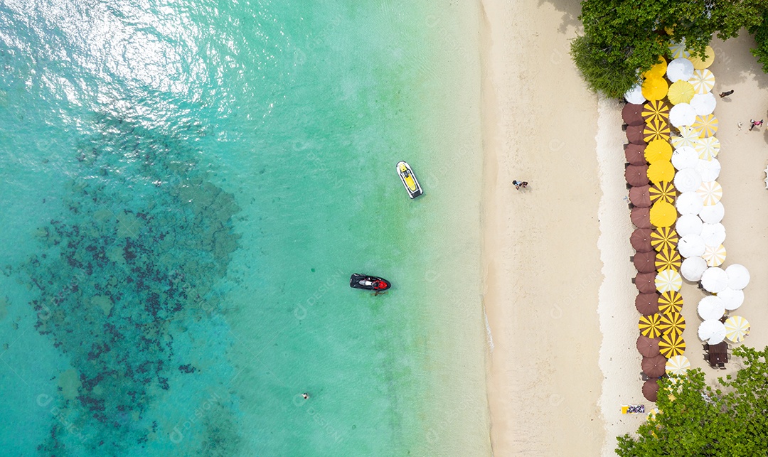 Férias de verão do conceito de praia natural. Natureza da praia tropical de verão. Guarda-chuva a bordo de um barco e barco na Praia de Areia e Turismo Feliz por brincar na areia.