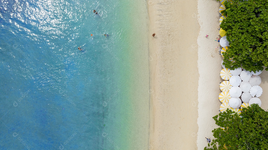 Férias de verão do conceito de praia natural. Natureza da praia tropical de verão. Guarda-chuva a bordo de um barco e barco na Praia de Areia e Turismo Feliz por brincar na areia.