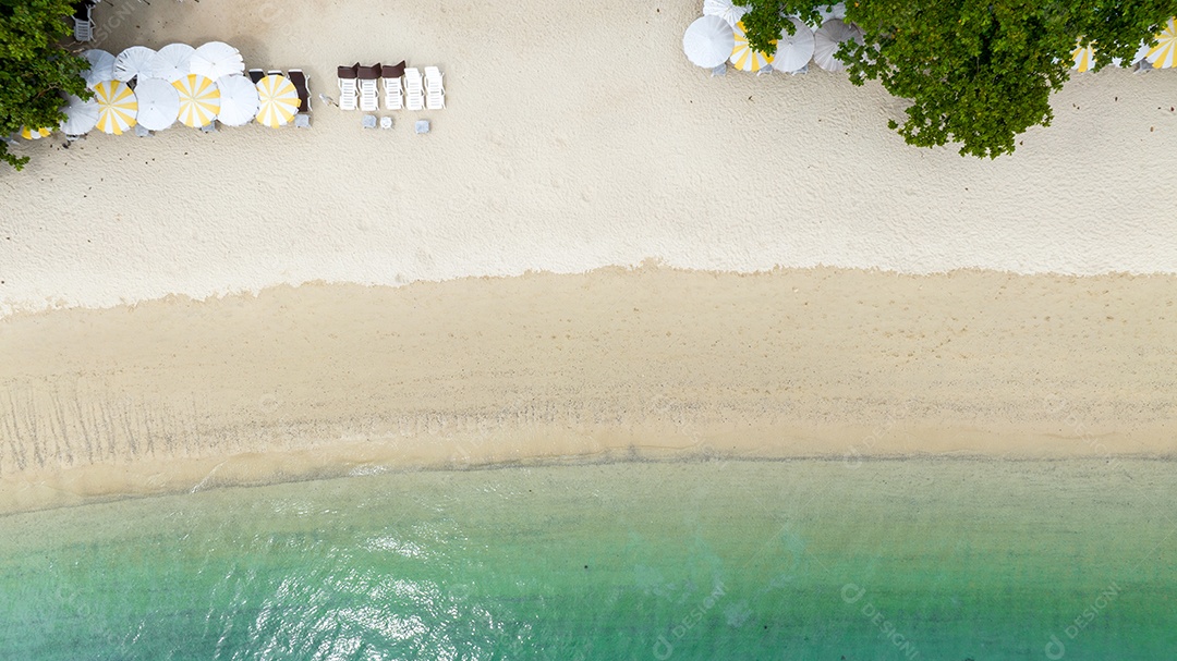 Férias de verão do conceito de praia natural. Natureza da praia tropical de verão. Guarda-chuva a bordo de um barco e barco na Praia de Areia e Turismo Feliz por brincar na areia.