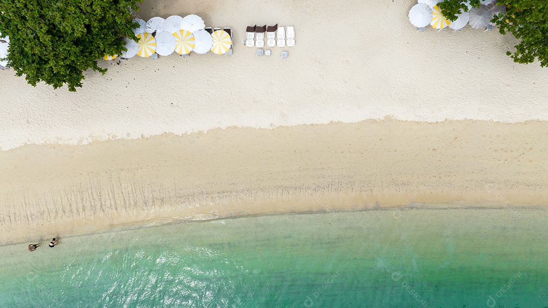 Férias de verão do conceito de praia natural. Natureza da praia tropical de verão. Guarda-chuva a bordo de um barco e barco na Praia de Areia e Turismo Feliz por brincar na areia.