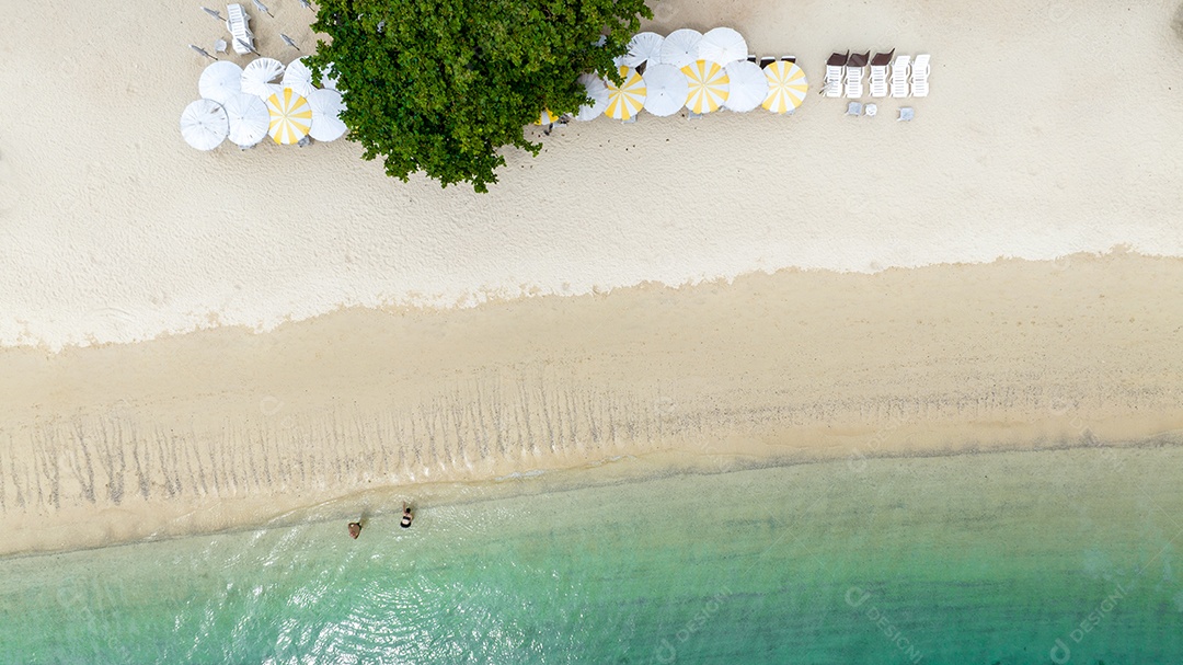 Férias de verão do conceito de praia natural. Natureza da praia tropical de verão. Guarda-chuva a bordo de um barco e barco na Praia de Areia e Turismo Feliz por brincar na areia.