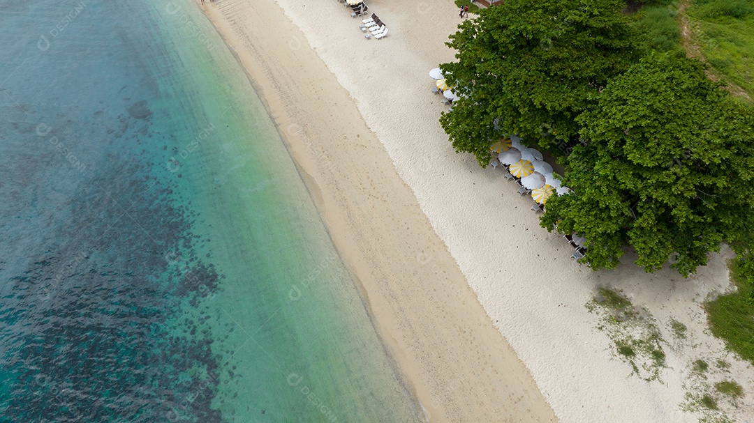 Férias de verão do conceito de praia natural. Natureza da praia tropical de verão. Guarda-chuva a bordo de um barco e barco na Praia de Areia e Turismo Feliz por brincar na areia.