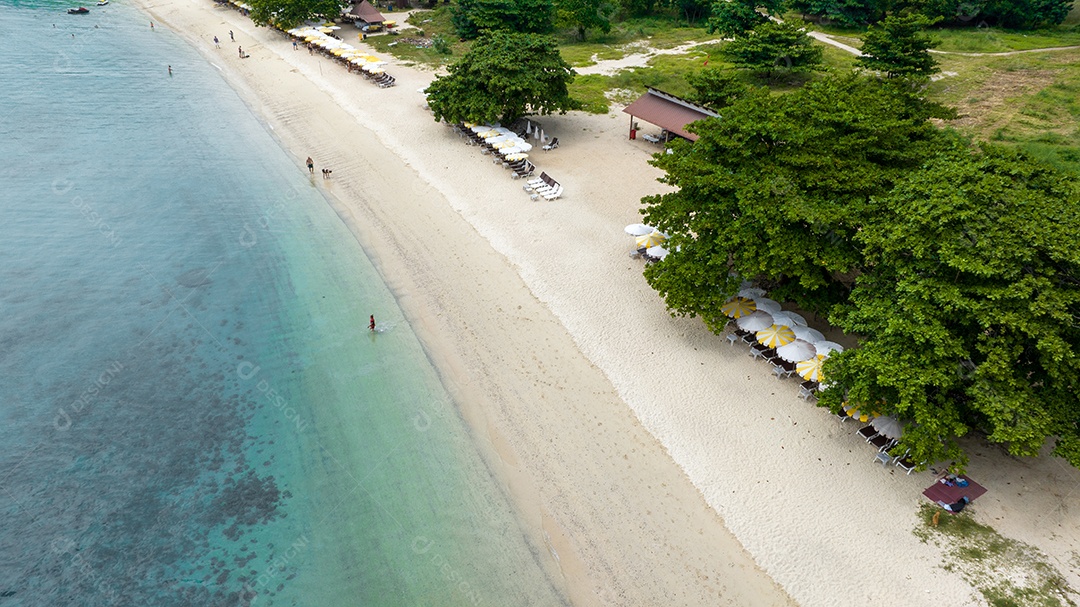 Férias de verão do conceito de praia natural. Natureza da praia tropical de verão. Guarda-chuva a bordo de um barco e barco na Praia de Areia e Turismo Feliz por brincar na areia.