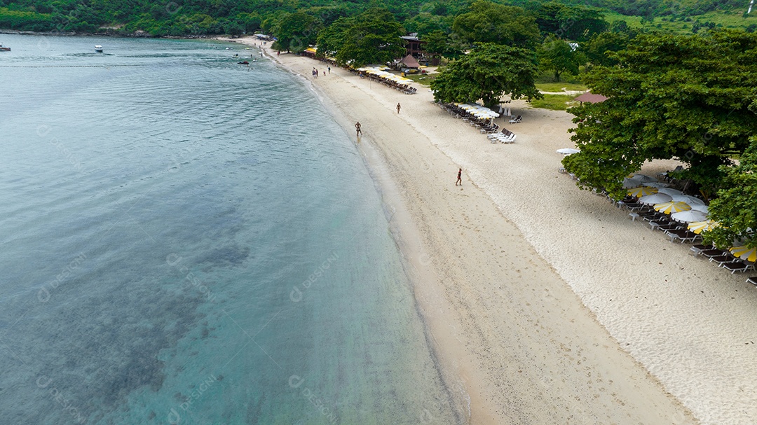 Férias de verão do conceito de praia natural. Natureza da praia tropical de verão. Guarda-chuva a bordo de um barco e barco na Praia de Areia e Turismo Feliz por brincar na areia.