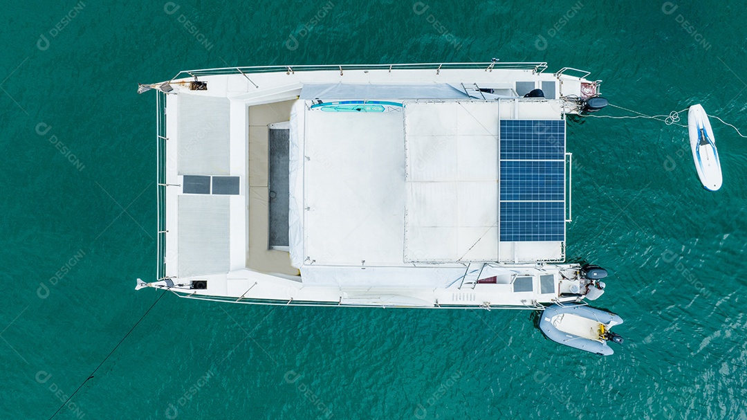 Barco em alto mar com energia solar