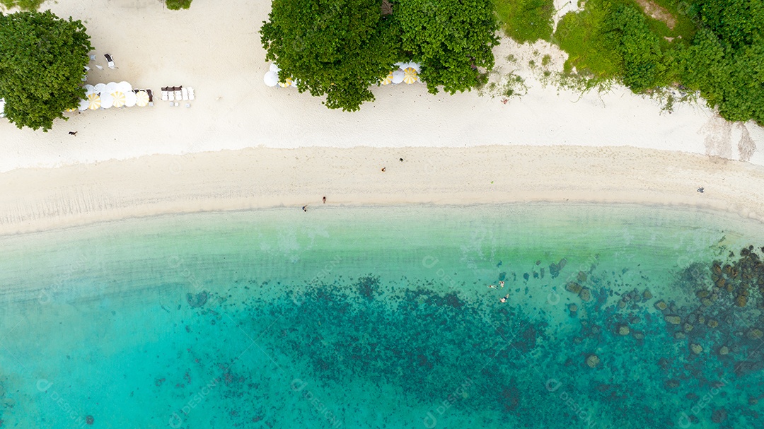 Férias de verão do conceito de praia natural. Natureza da praia tropical de verão. Guarda-chuva a bordo de um barco e barco na Praia de Areia e Turismo Feliz por brincar na areia.