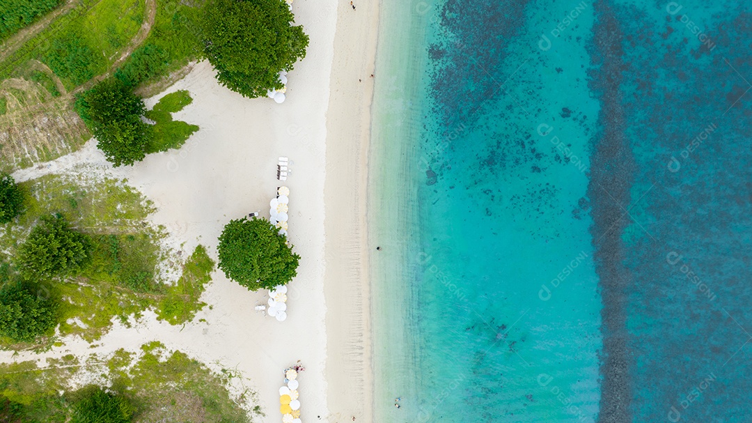 Férias de verão do conceito de praia natural. Natureza da praia tropical de verão. Guarda-chuva a bordo de um barco e barco na Praia de Areia e Turismo Feliz por brincar na areia.