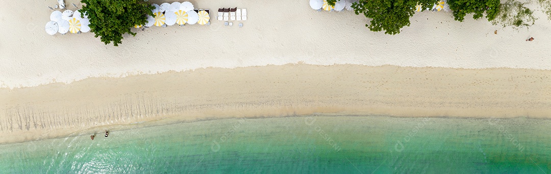 Férias de verão do conceito de praia natural. Natureza da praia tropical de verão. Guarda-chuva a bordo de um barco e barco na Praia de Areia e Turismo Feliz por brincar na areia.