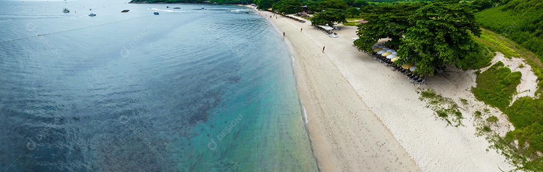 Férias de verão do conceito de praia natural. Natureza da praia tropical de verão. Guarda-chuva a bordo de um barco e barco na Praia de Areia e Turismo Feliz por brincar na areia.