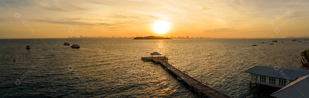 belo pôr do sol tropical abandonado cais e mar